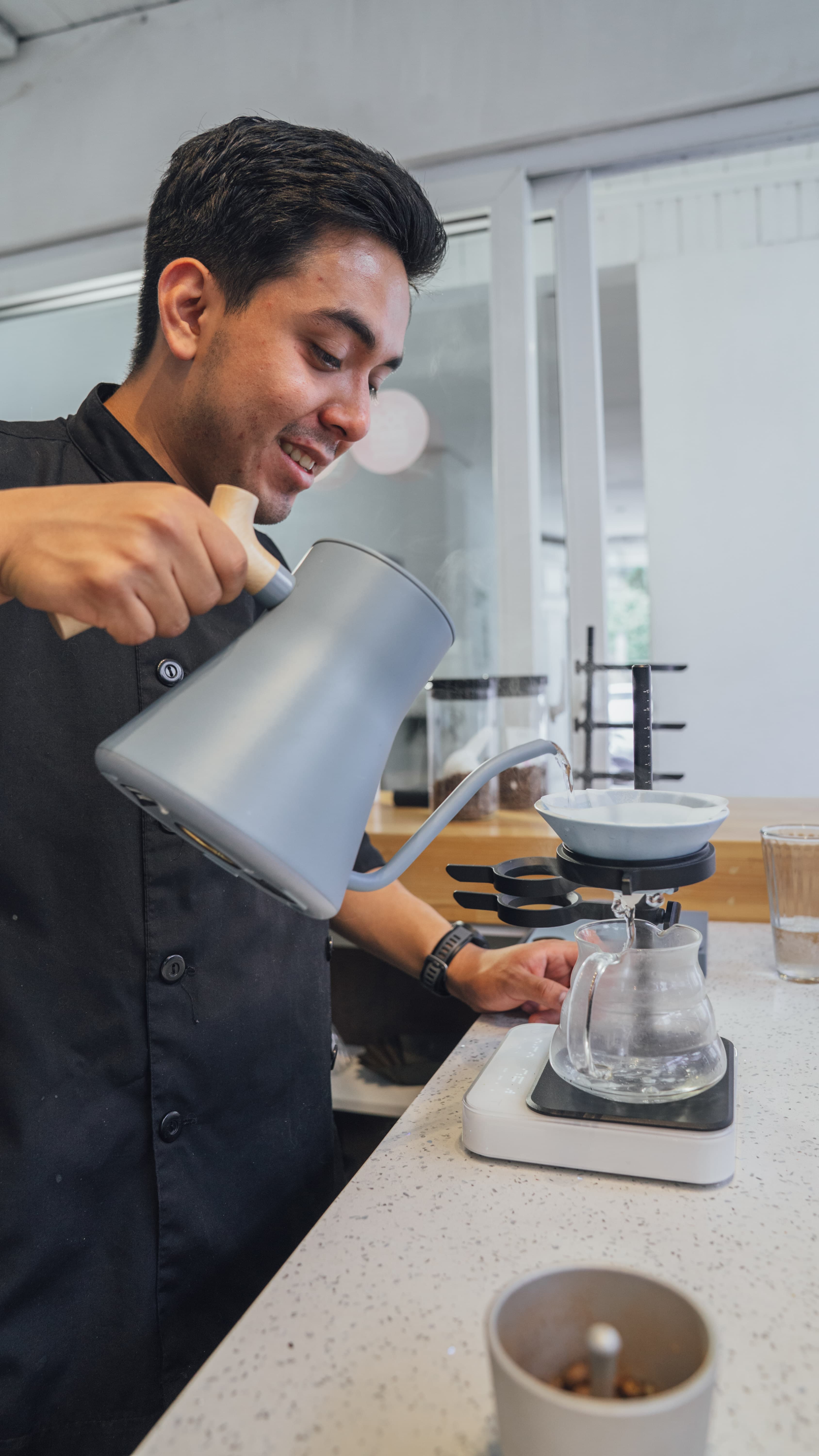 Diego preparando cafe en barra
